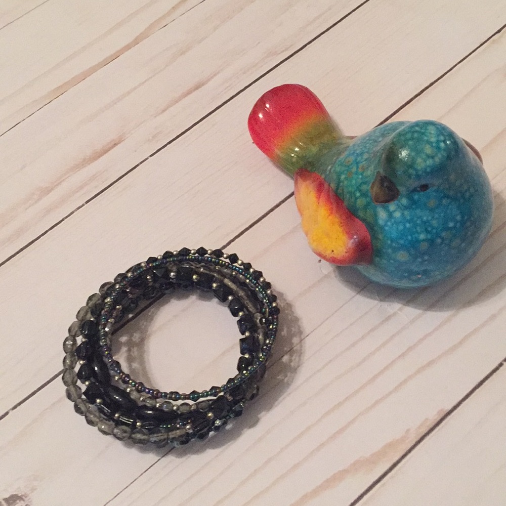 Stretchy black toned and beaded bracelet 🎉